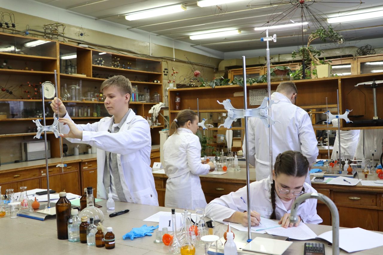 Экспериментальный тур регионального этапа всероссийской олимпиады школьников по химии прошел в лабораториях Вологодского государственного университета